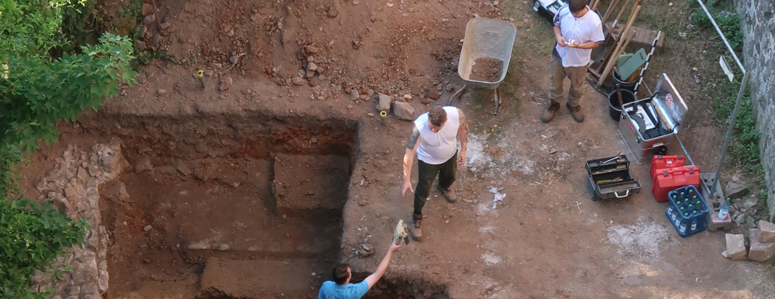 Drei Archäologen an der Grabungsstelle