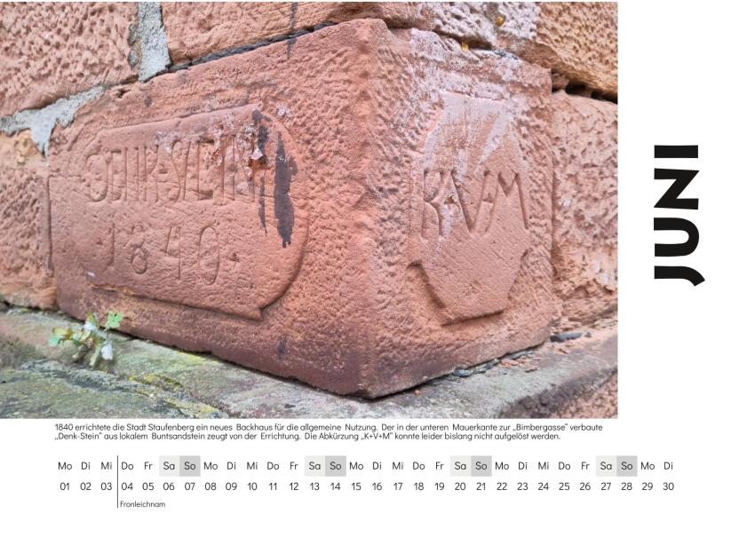 Juni - Motiv: 1840 errichtete die Stadt Staufenberg ein neues Backhaus für die allgemeine Nutzung. Der in der unteren Mauerkante zur >Bimbergasse< verbaute „Denk-Stein“ aus lokalem Buntsandstein zeugt von der Errichtung. Die Abkürzung „K+V+M“ konnte leider bislang nicht aufgelöst werden.