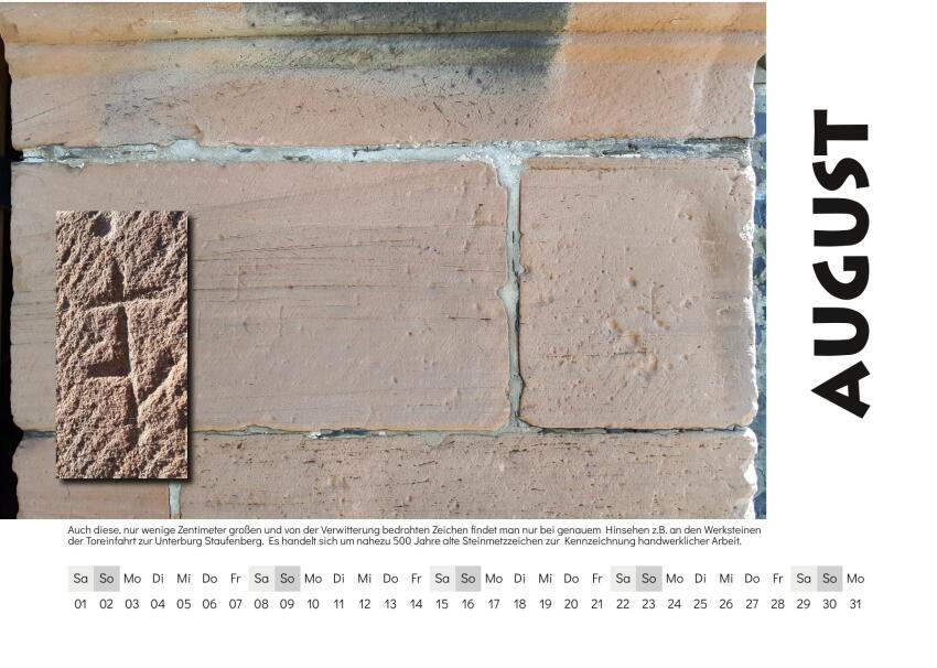 August - Motiv: Auch diese, nur wenige Zentimeter großen und von der Verwitterung bedrohten Zeichen findet man nur bei genauem Hinsehen z.B. an den Werksteinen der Toreinfahrt zur Unterburg Staufenberg. Es handelt sich um nahezu 500 Jahre alte Steinmetzzeichen zur Kennzeichnung handwerklicher Arbeit.