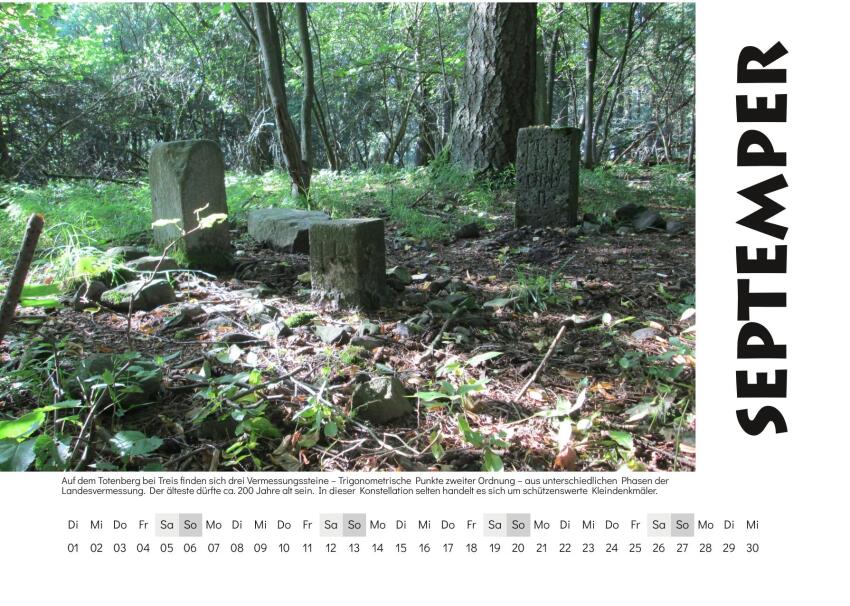 September - Motiv: Auf dem Treiser Totenberg bei Treis finden sich drei Vermessungssteine - Trigonometrische Punkte zweiter Ordnung - aus unterschiedlichen Phasen der Landesvermessung. Der älteste dürfte ca. 200 Jahre alt sein. In dieser Konstellation selten handelt es sich um schützenswerte Kleindenkmäler.