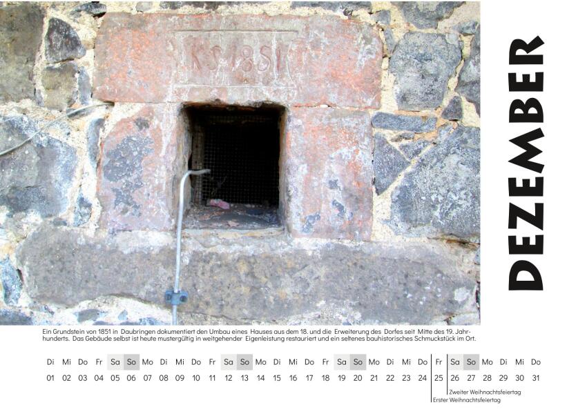 Dezember - Motiv: Ein Grundstein von 1851 in Daubringen dokumentiert die Erweiterung des Dorfes seit Mitte des 19. Jahrhunderts. Das Gebäude selbst ist heute mustergültig in weitgehender Eigenleistung restauriert und ein seltenes bauhistorisches Schmuckstück im Ort.