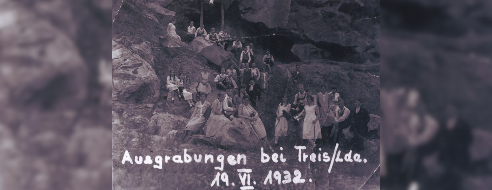 Besuch der altsteinzeitlichen Fundstelle am Totenberg durch den Mandolinenverein Wißmar 1932.